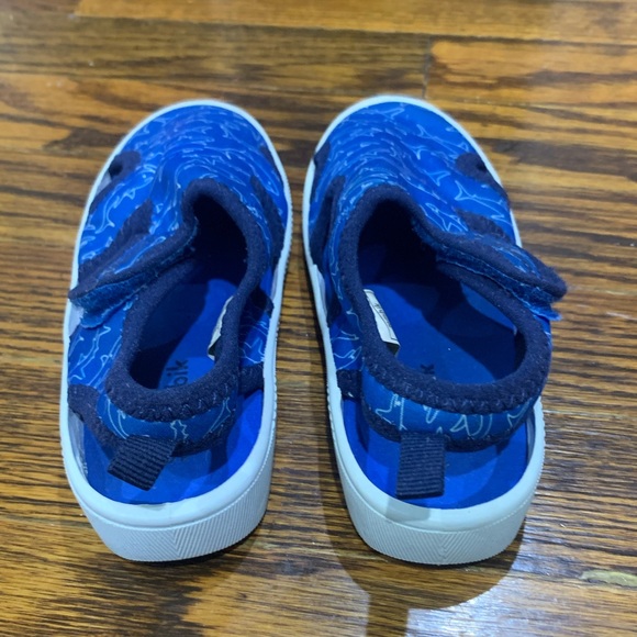 toddler boys size 10 Tombik blue w/ design water shoes - Picture 5 of 7